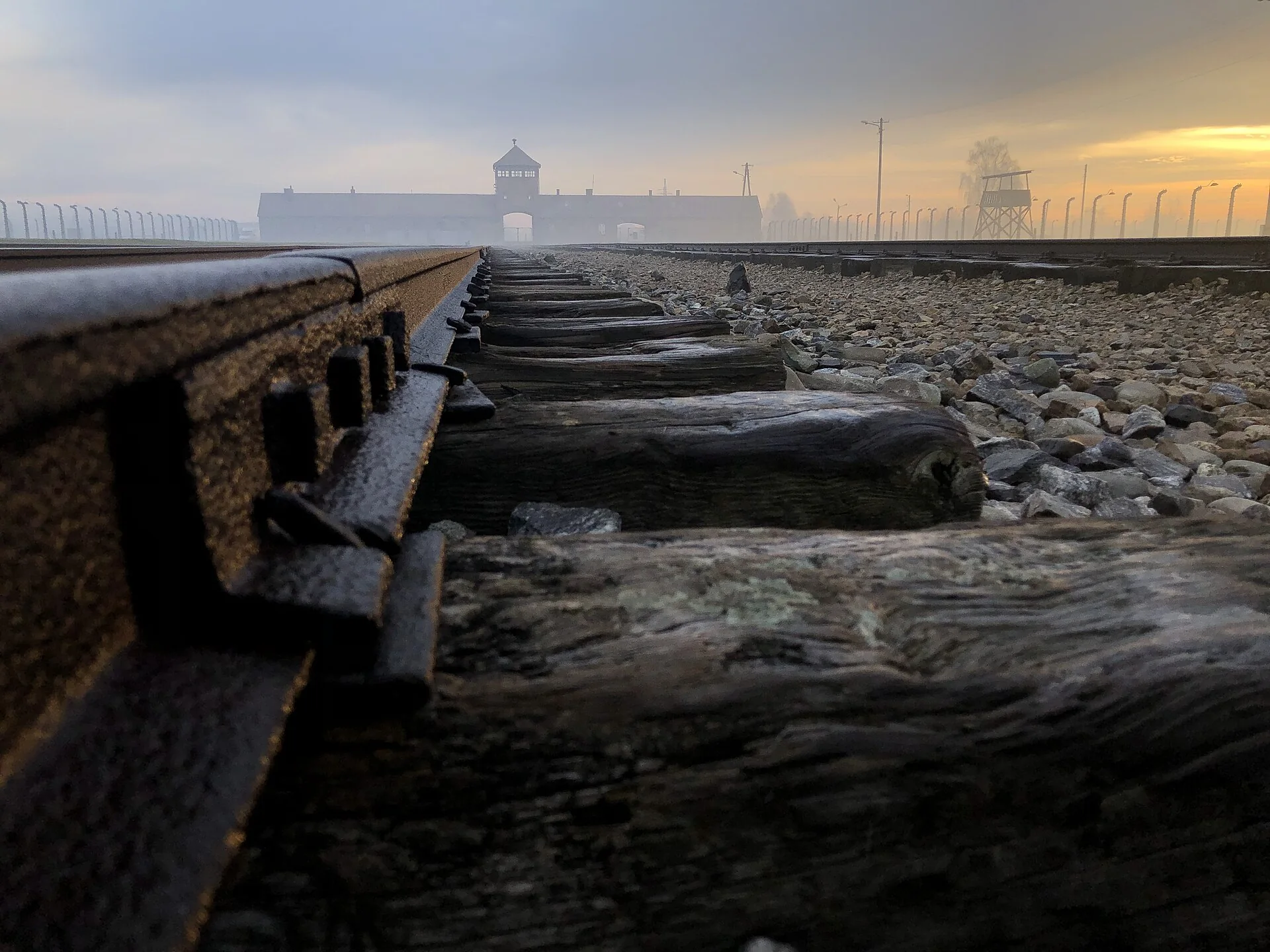 K048-04__oswiecim_brama-birkenau_01