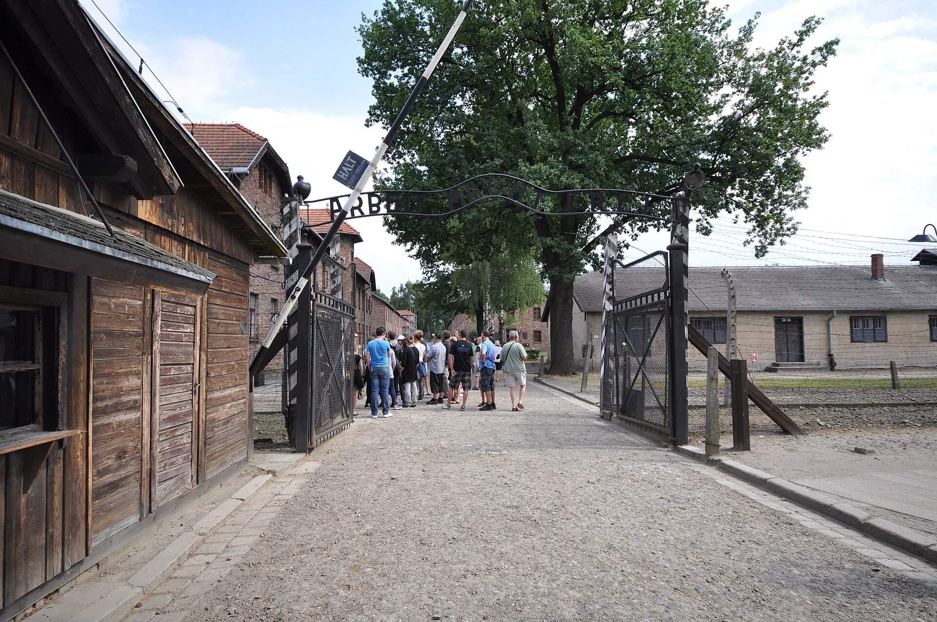 K048-05__oswiecim_auschwitz-i-arbeit-macht-frei-gate_01